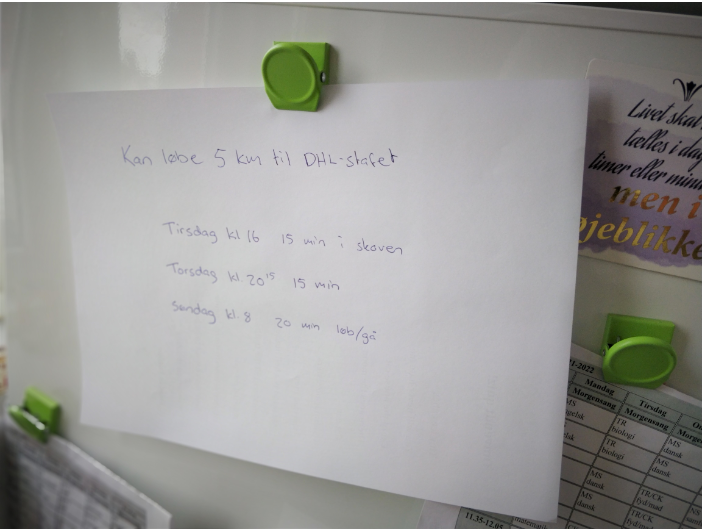 Løbeplan skrevet på whiteboard